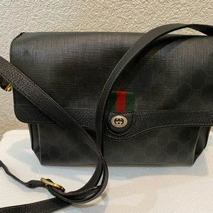 AUTHENTIC CROSS BODY GUCCI BLACK WITH SHERY LINE COATED LEATHER BAG. Excellent